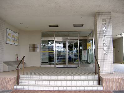 岡谷市看護専門学校の入り口。